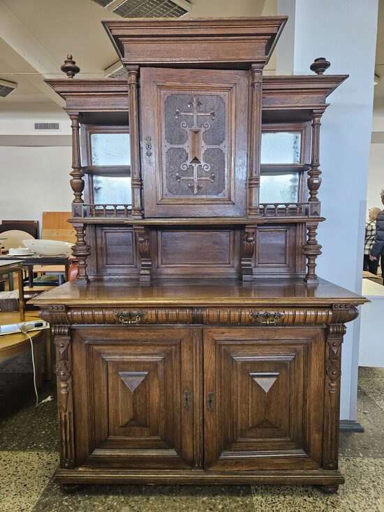 Antīks bufetes skapis