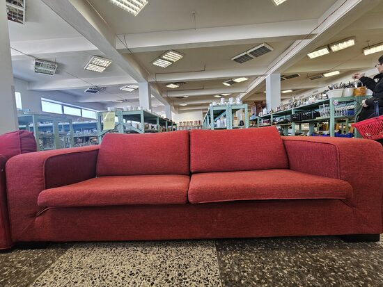 Sarkans auduma dīvāns