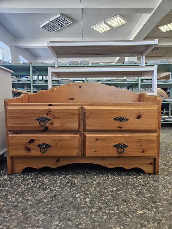 Priedes koka kumodīte