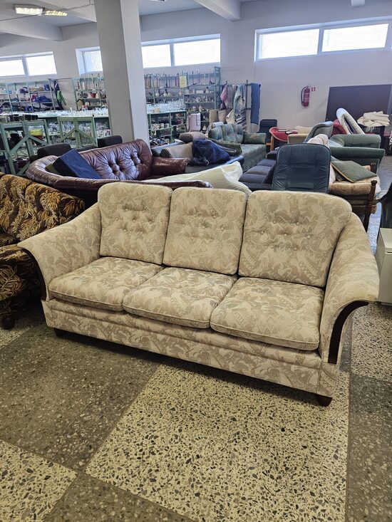 Trīsvietīgs dīvāns