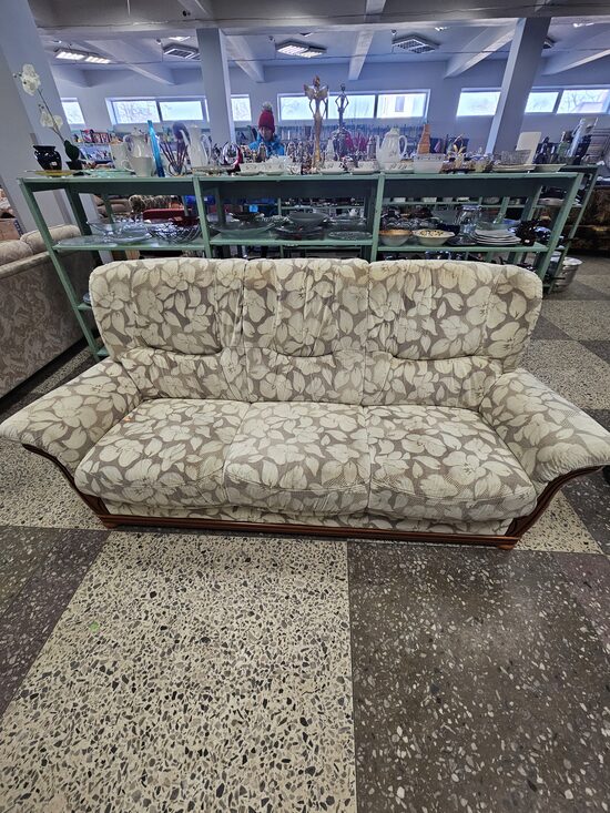 Trīsvietīgs dīvāns