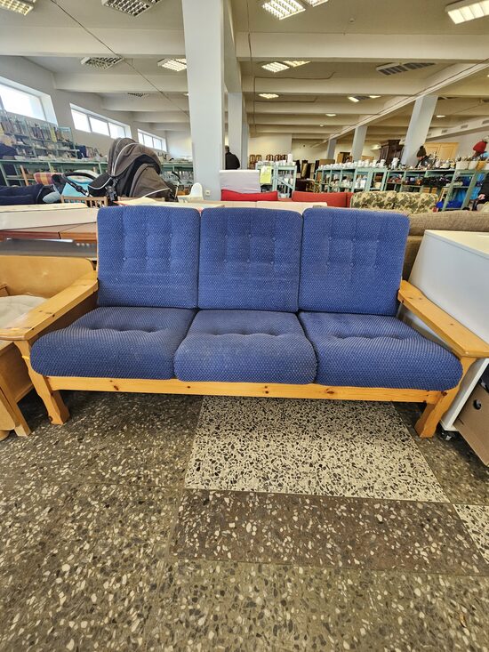 Zils trīsvietīgs dīvāns