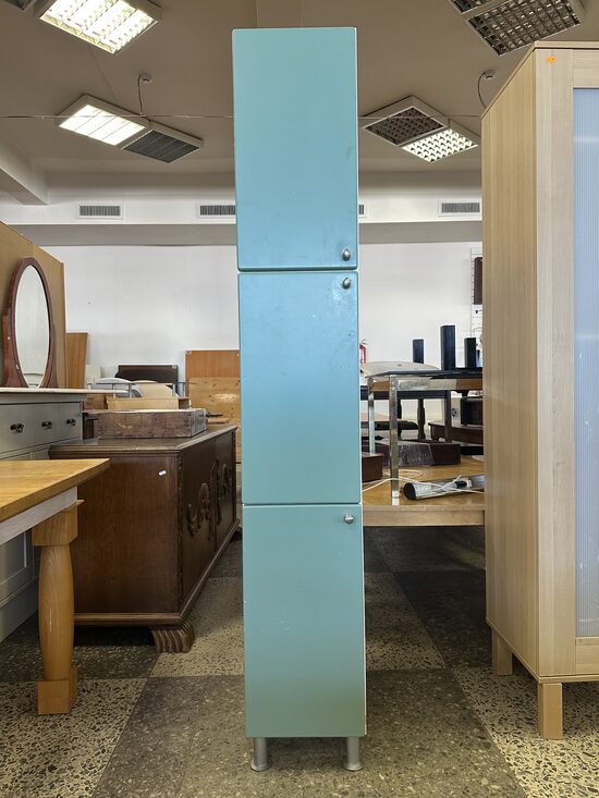 Trīsdaļīgs skapis