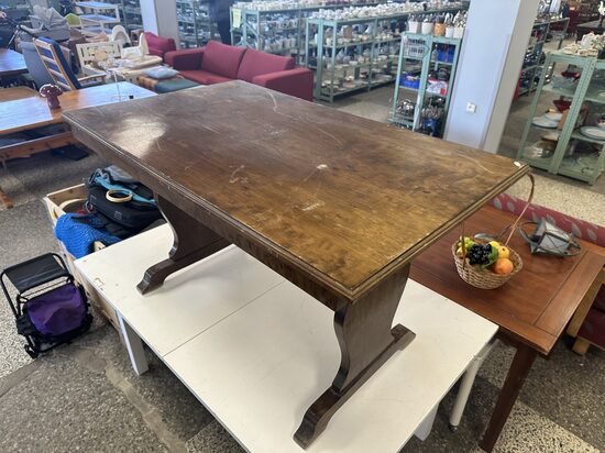 Tumšs virtuves galds