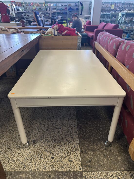 Zems, liels kafijas galds uz riteņiem