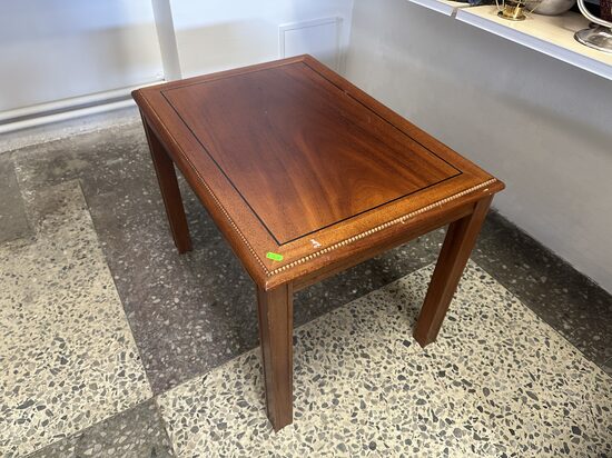 Mazlietots brūns kafijas galds