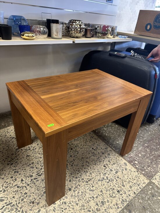 Brūns, neliels kafijas galdiņš