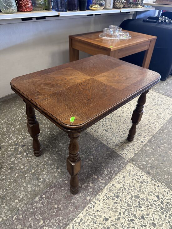 Brūns kafijas galdiņš