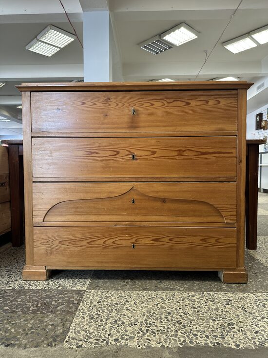 Gaiši brūna masīvkoka kumode