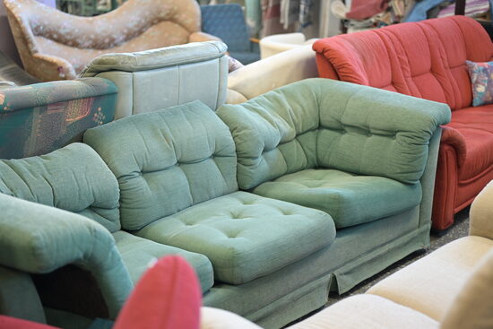 Zaļš trīsvietīgs dīvāns