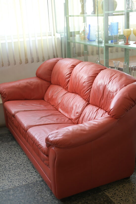 Sarkanbrūnas ādas trīsvietīgs dīvāns