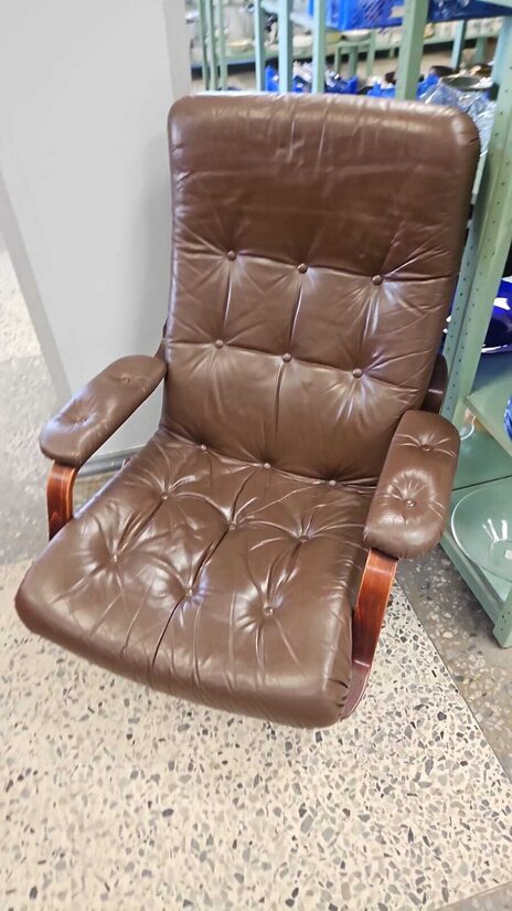 Ādas krēsls