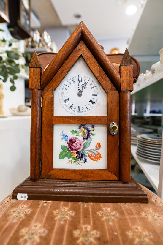 Neliels koka sienas pulkstenis