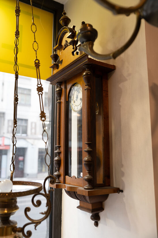 Liels retro mehāniskais sienas pulkstenis ar sviru