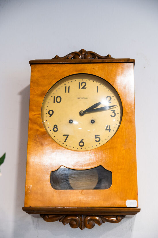 Westerstrand uzvelkamais sienas pulkstenis