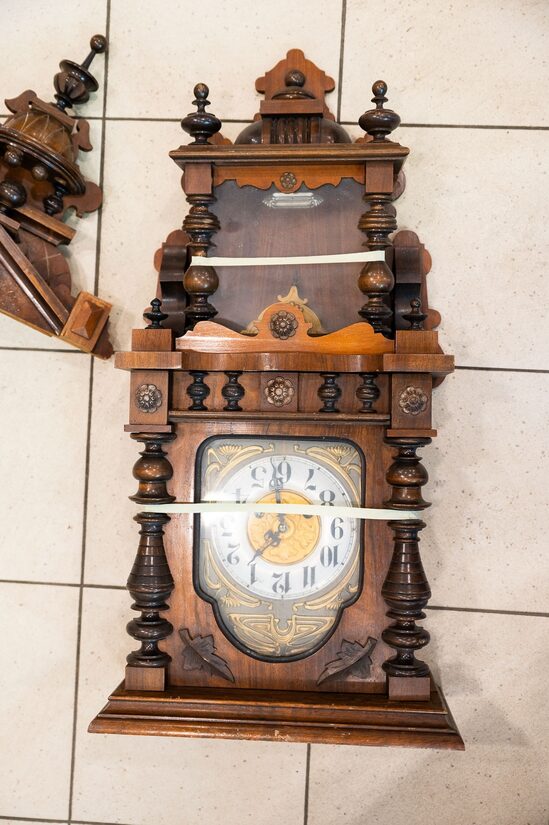 Ļoti liels mehāniskais sienas pulkstenis (nesataisītā stāvoklī)