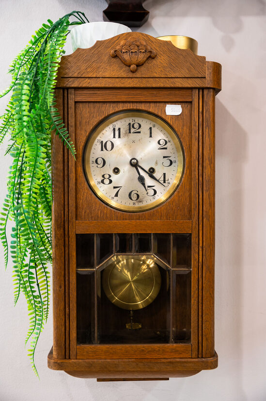 Retro uzvelkams sienas pulkstenis