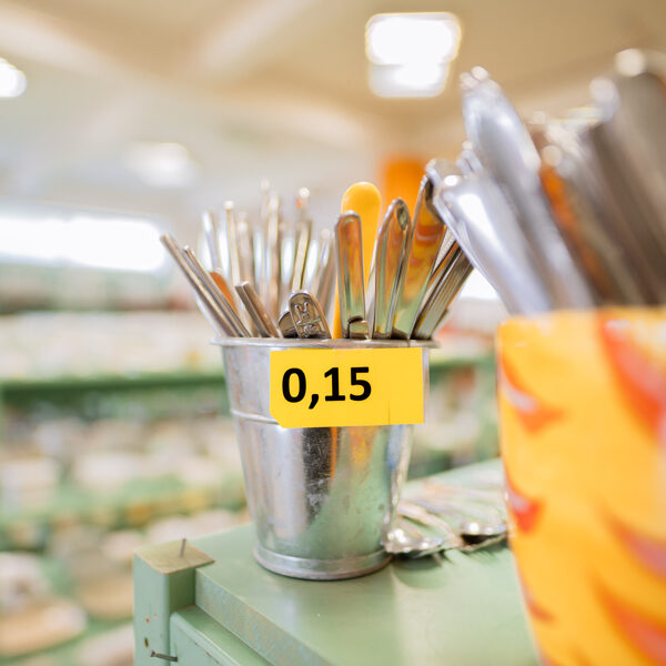 Lietotas dakšīņas un virtuves piederumi lielā daudzumā