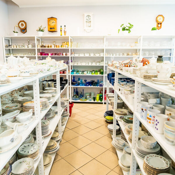 Liels klāsts glāžu, trauku, visādu secondhand pērļu