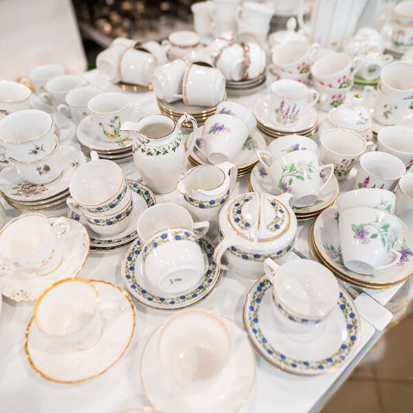 Servīzes, tasītas un krūzes