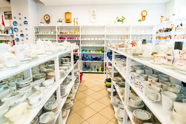 Liels klāsts glāžu, trauku, visādu secondhand pērļu